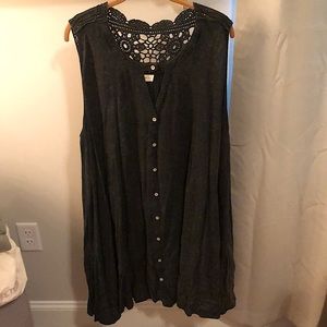 Umgee dress in 1XL, dark grey, charcoal grey, has crocheted lace on back